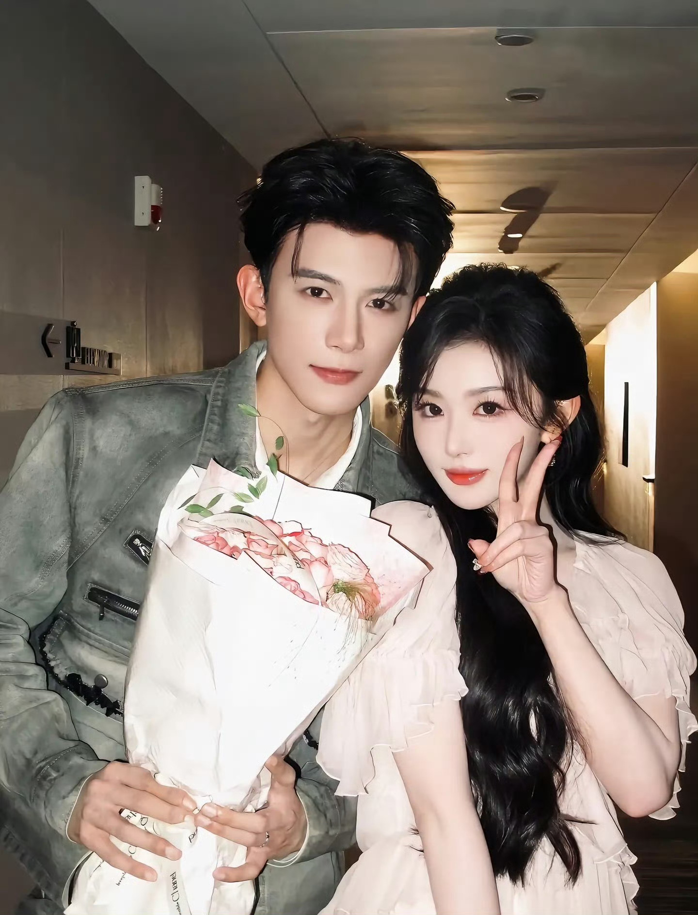 孔雪儿邓凯现代装合照男帅女美，甜🍬 