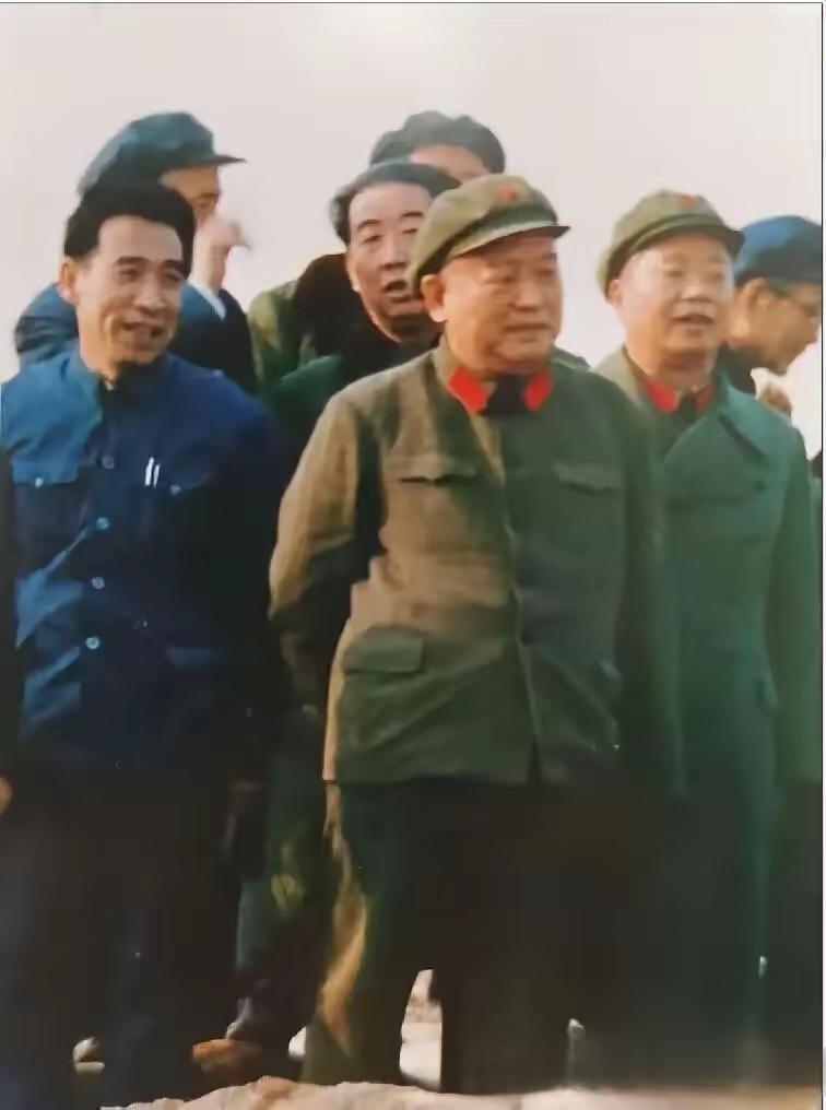 这是当年余秋里视察胜利油田时，李晔书记（曾任余秋里秘书）陪同时的珍贵照片！有了李