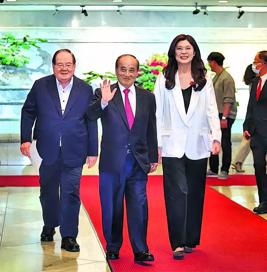 郑丽文访陆团名单曝光，“九二共识”创始人苏起入列，这步棋下得太有深意！
 
4月