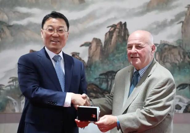 顶不住，巴拿马公开喊话中国。当地时间6月23日，巴拿马外长马丁内斯 - 阿查在接