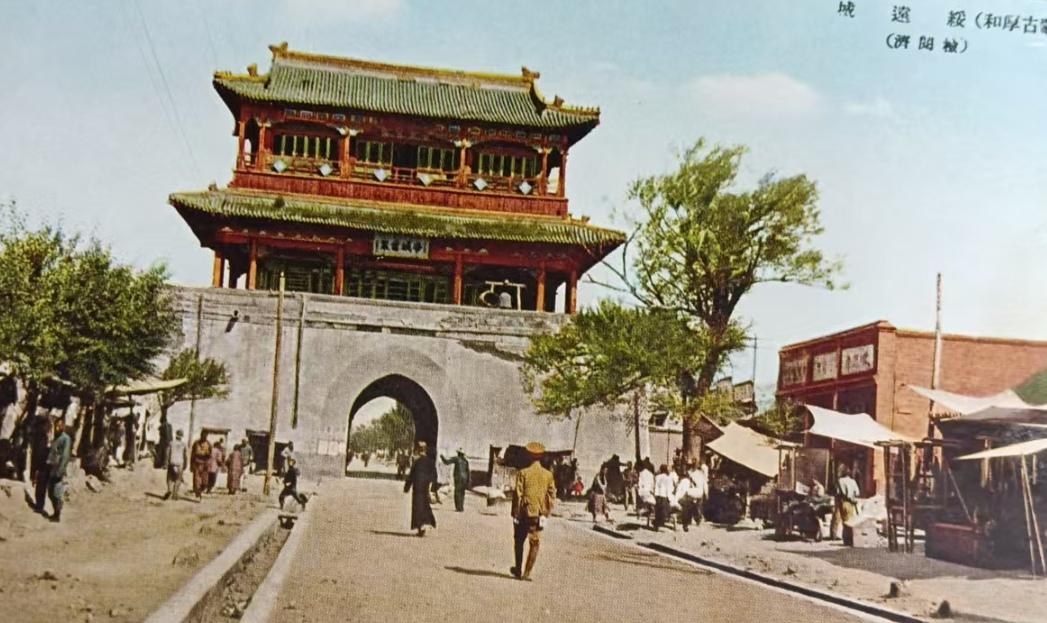 青城印记
始建于清乾隆四年的绥远城鼓楼，新城中心的标志性建筑。这张照片拍摄于19