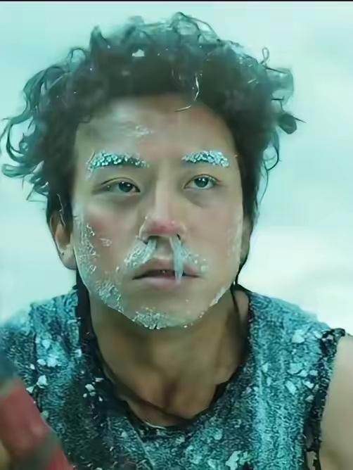 冬天洗澡时，央视提醒大家：要是搓澡下狠劲，皮肤可就“闹脾气”啦！医生也提到，咱们