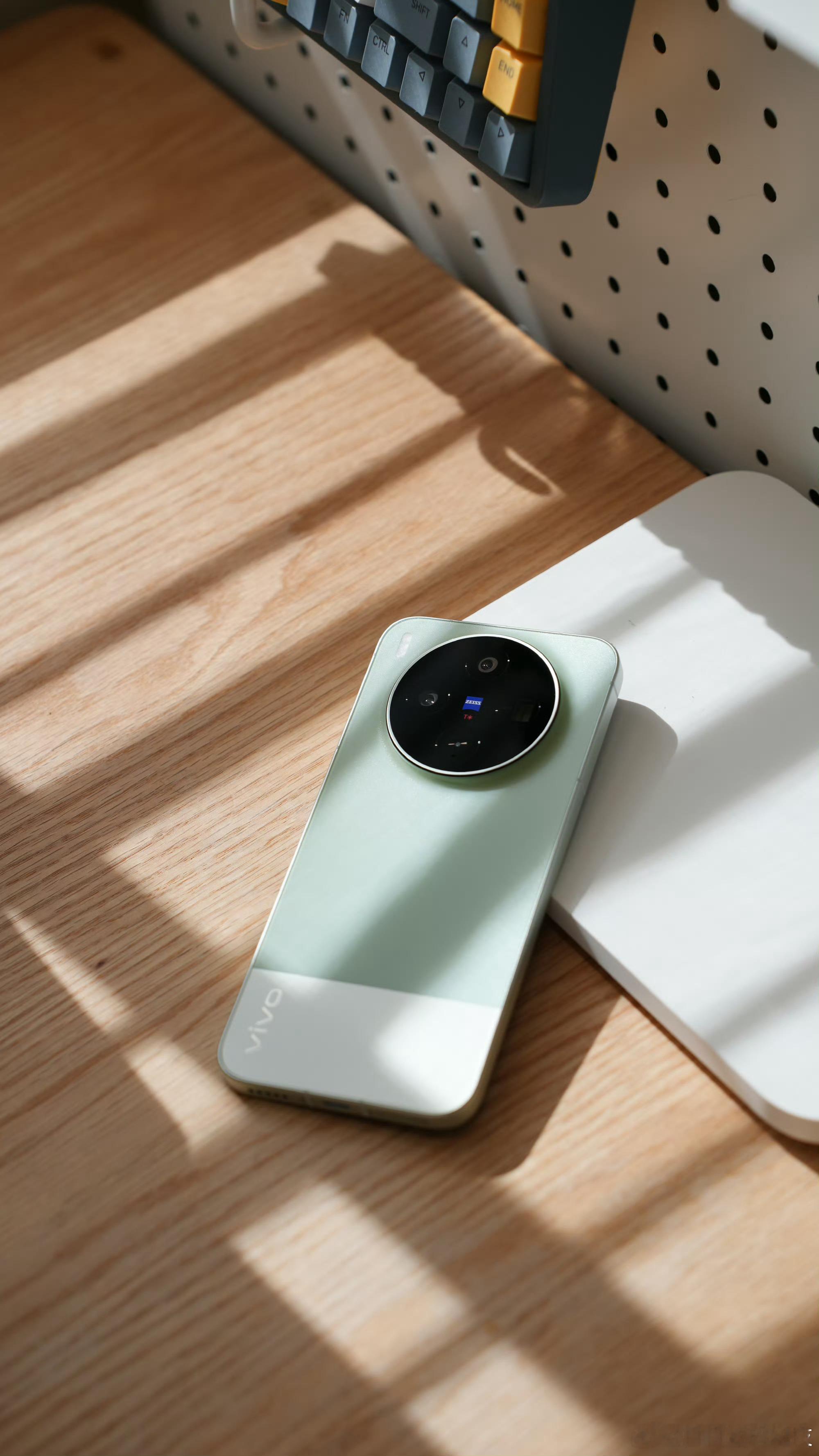vivo X300s的胶片绿，不同的浅绿撞色拼接，很适合夏天的一个颜色，有活力 