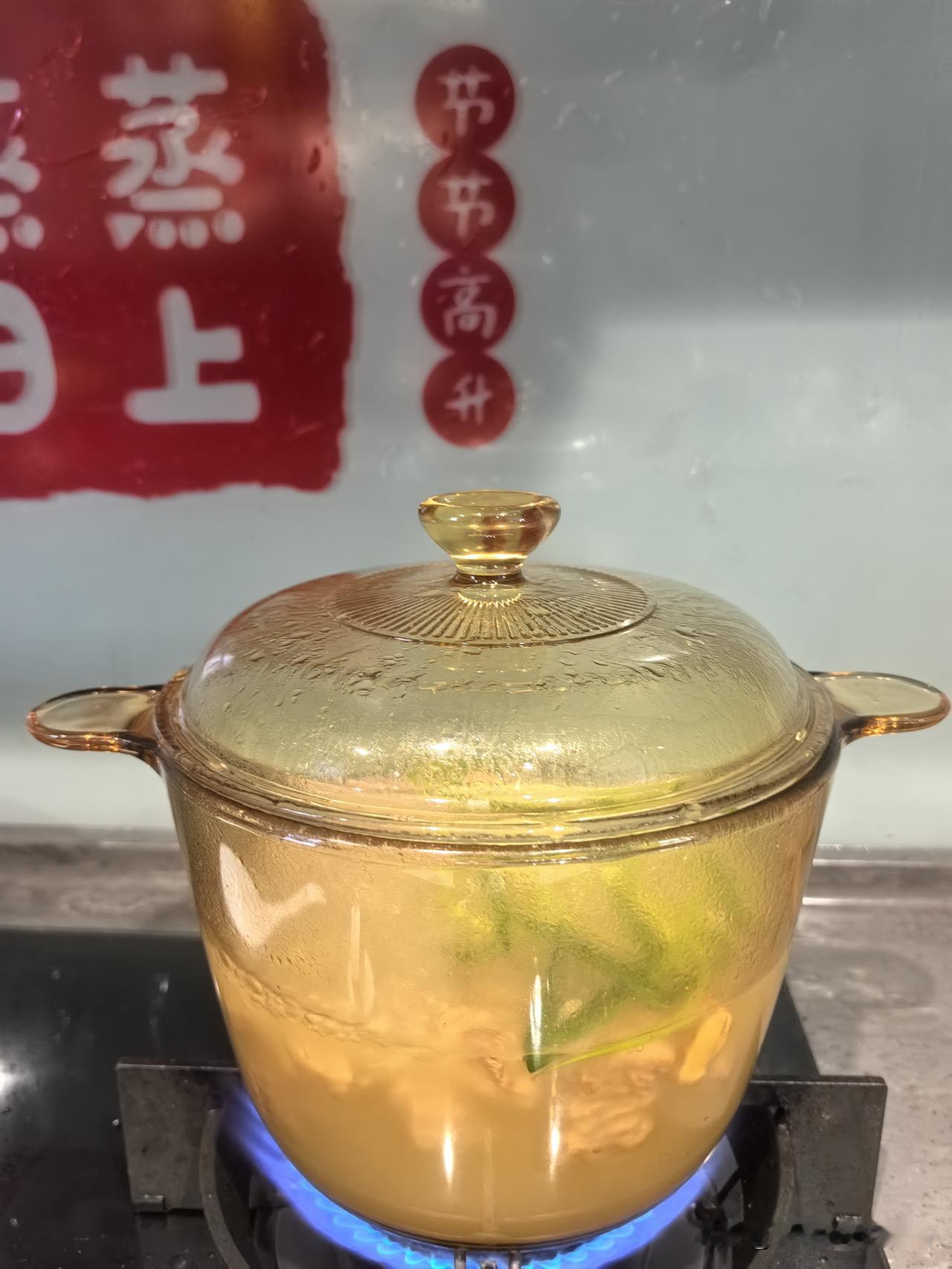 不用番茄酱、不加红肠，依靠四颗番茄炒出浓郁果香，搭配洋葱、胡萝卜、土豆。番茄、洋