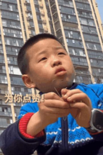 “火到人民日报了！”四川，一男子在公园散步时偶遇一9岁男孩，聊天中问起长大想干什