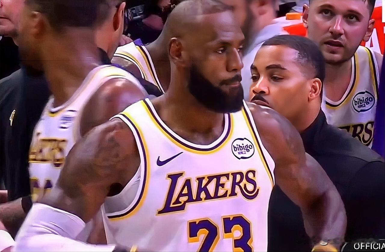 勒布朗·詹姆斯凭借其卓越的篮球智商与标志性的摊手绝技，引领湖人队击败了太阳队。尽