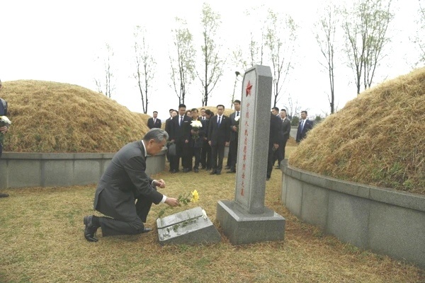4月10日，正在朝鲜访问的外交部长王毅专程前往平壤东部江东郡祭扫中国人民志愿军烈
