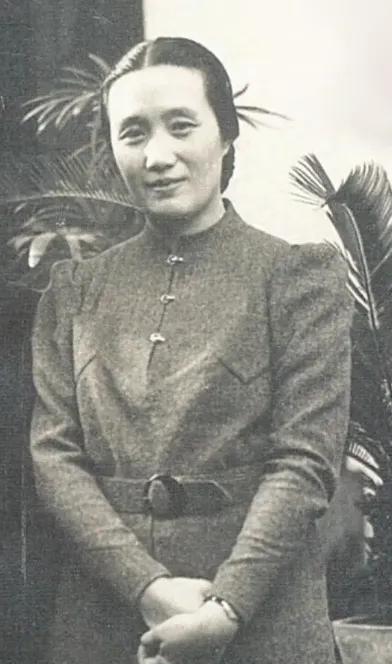 1925年的上海，董竹君扶着腰慢慢站起来，肚子已经大得像揣了个小西瓜。

这是她