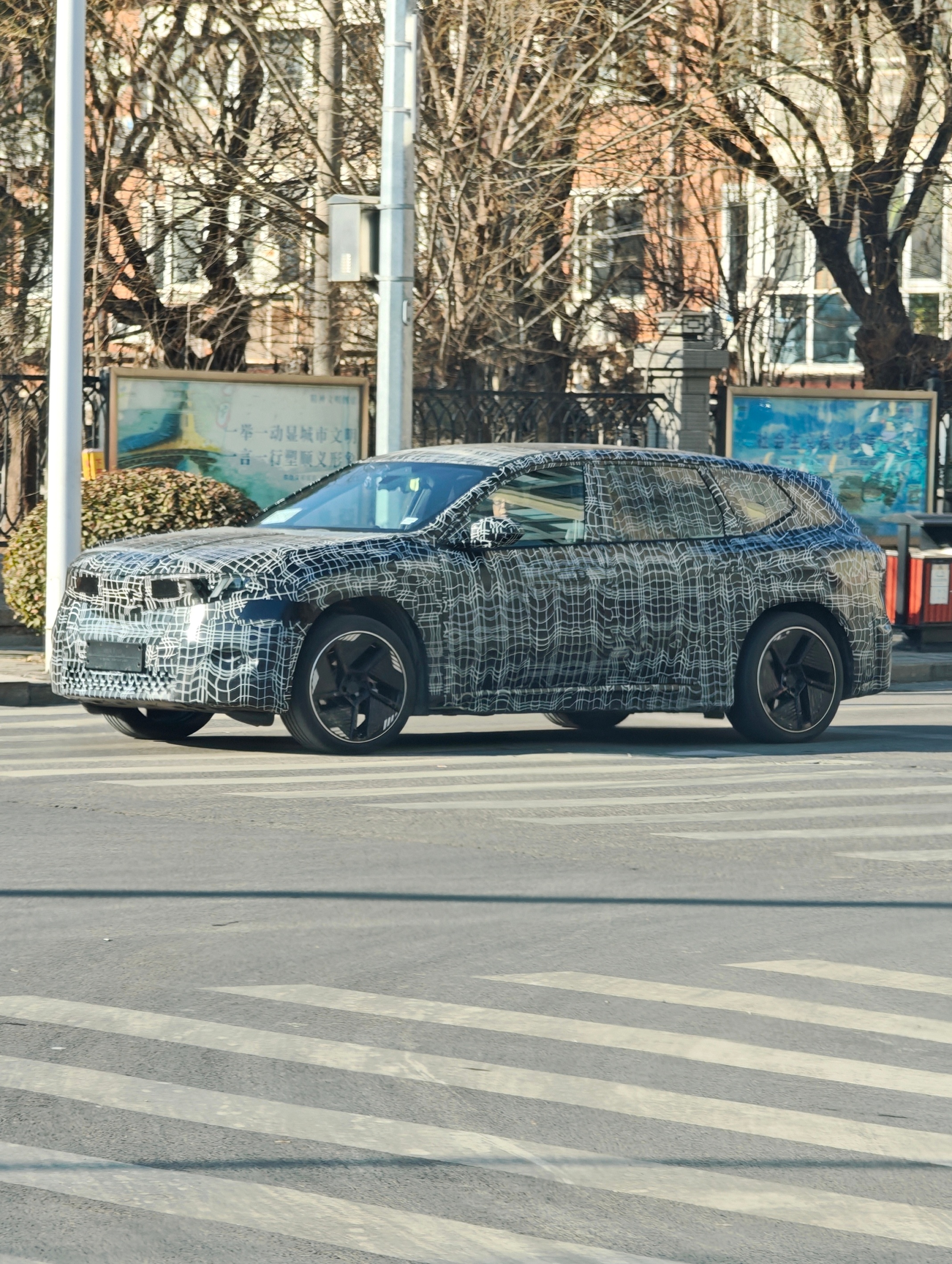 又碰到全新国产iX3伪装车了B柱往后加长了挺多的，目测车长接近5米但车高不是很高