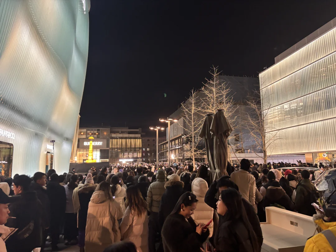 白敬亭来了！地库满员哈哈哈