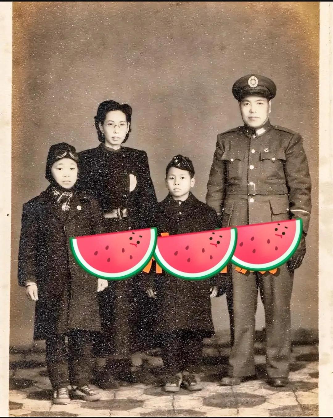 40年代，一个国军家庭的合照。男主人穿着军装，英姿挺拔，而女主人打扮得得体、娴静
