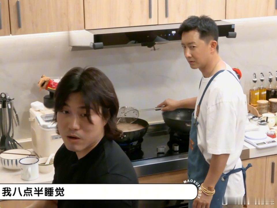 韩庚高精力daddy遇上更高精力baby毛雪汪舞台上活力满满的韩庚，私下有着朴实