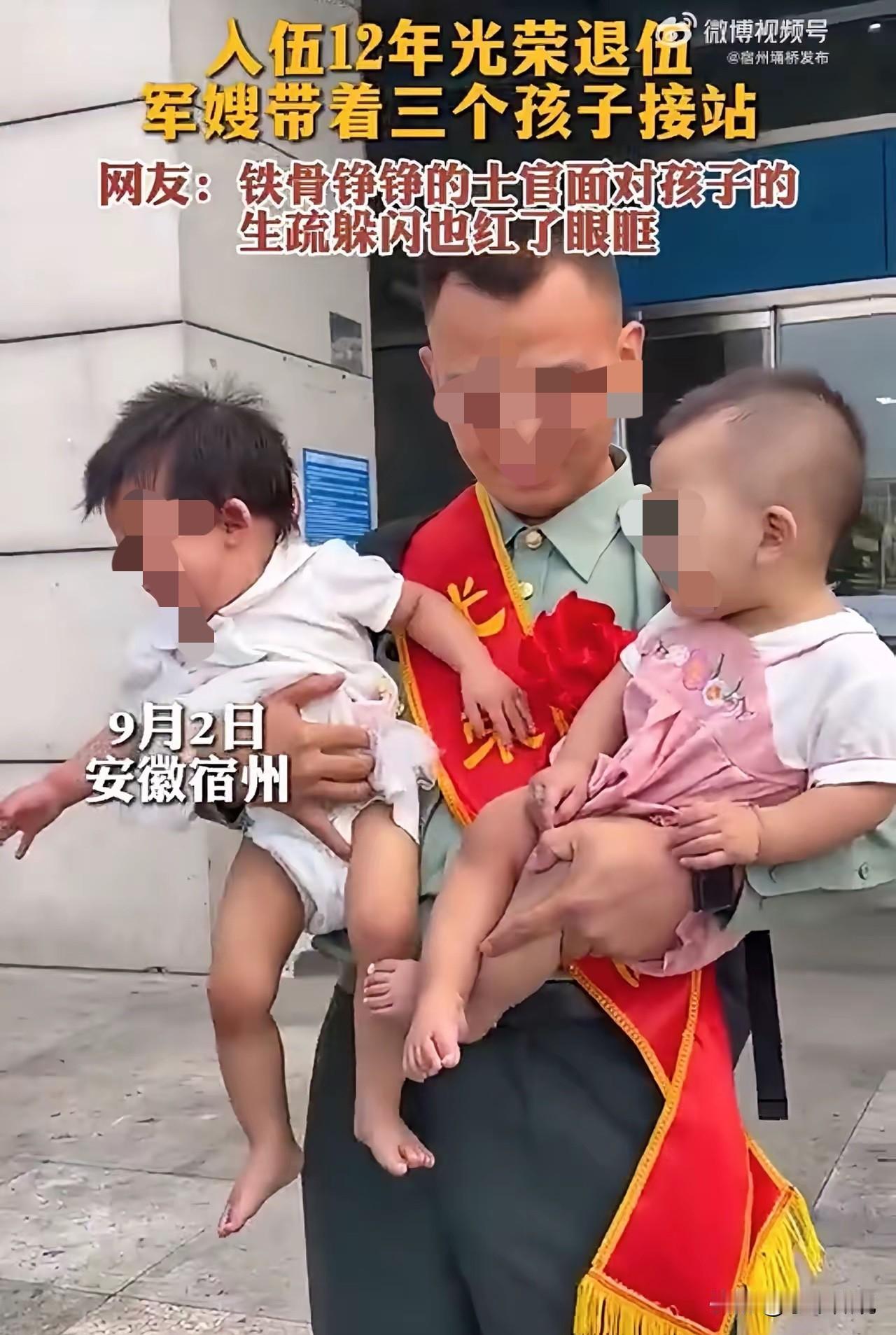 网传一段短视频戳中无数网友。
安徽宿州，高铁站出站口，一名刚脱下军装的退伍老兵拖