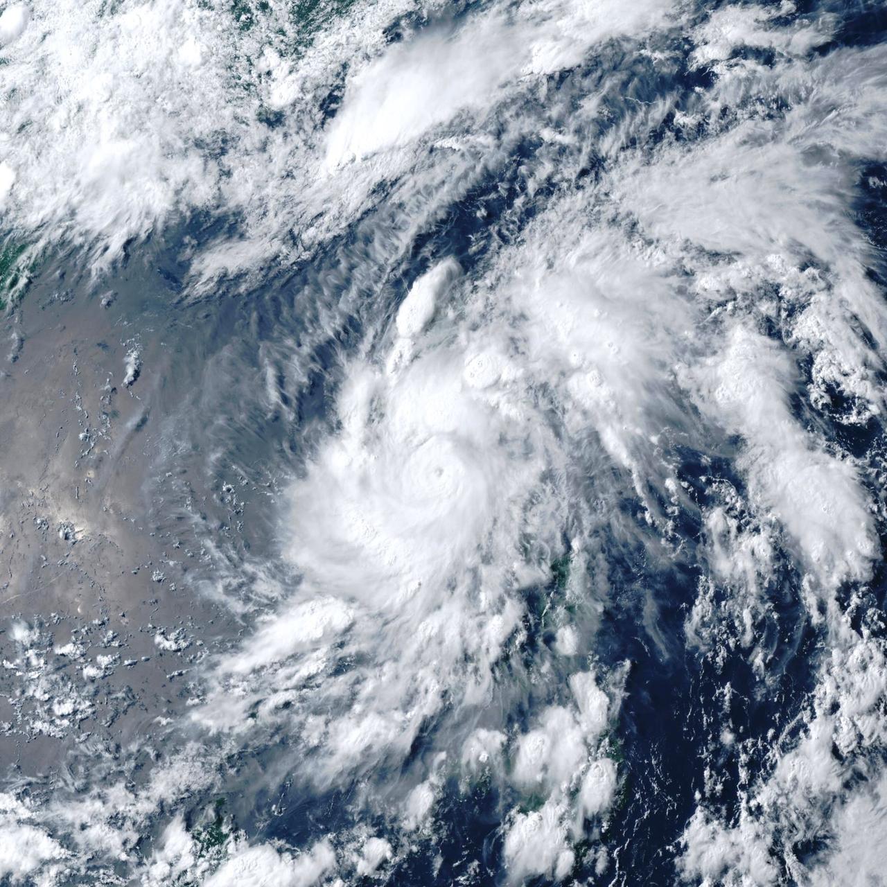 台风“凤凰”来势汹汹：风暴中的“超级英雄”还是“灾难制造者”？哎呀呀，各位小伙伴