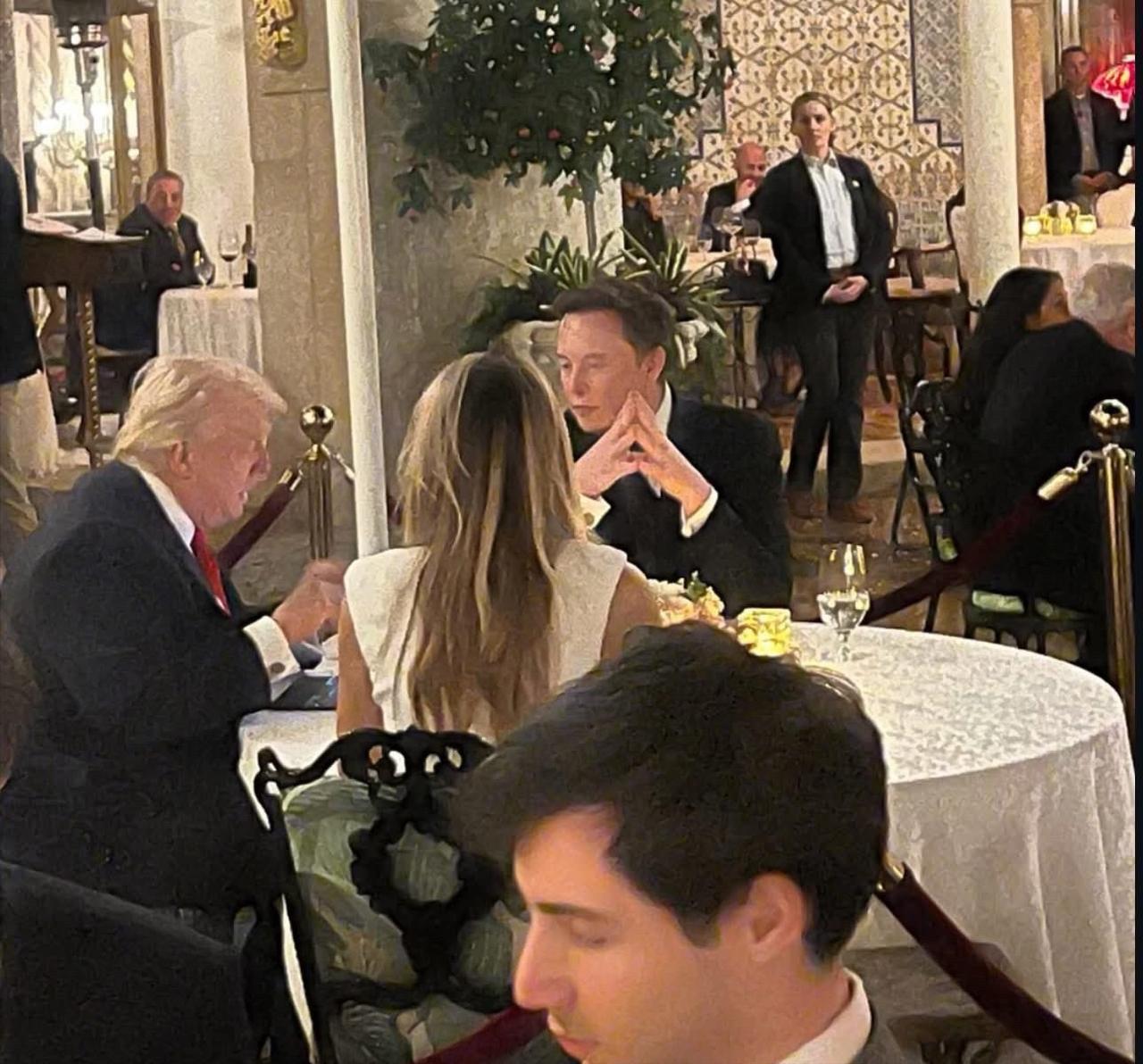 马斯克回归政坛？当地时间1月4日晚，马斯克和特朗普夫妇共进晚餐，看得出来聊得非常