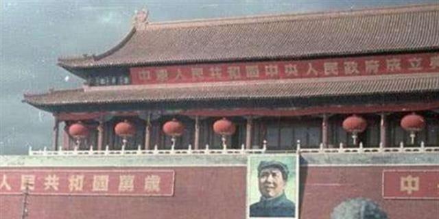 1974年毛主席路过天安门，看着天安门上的画像，叹气道：我太可怜了
1974年的