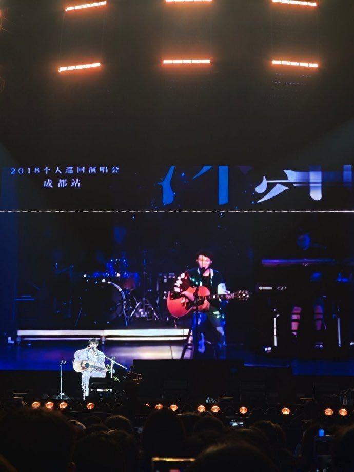 成都见证周深七年成长 七年时光匆匆而过，周深在成都演唱会上以一首《成都》致敬过去