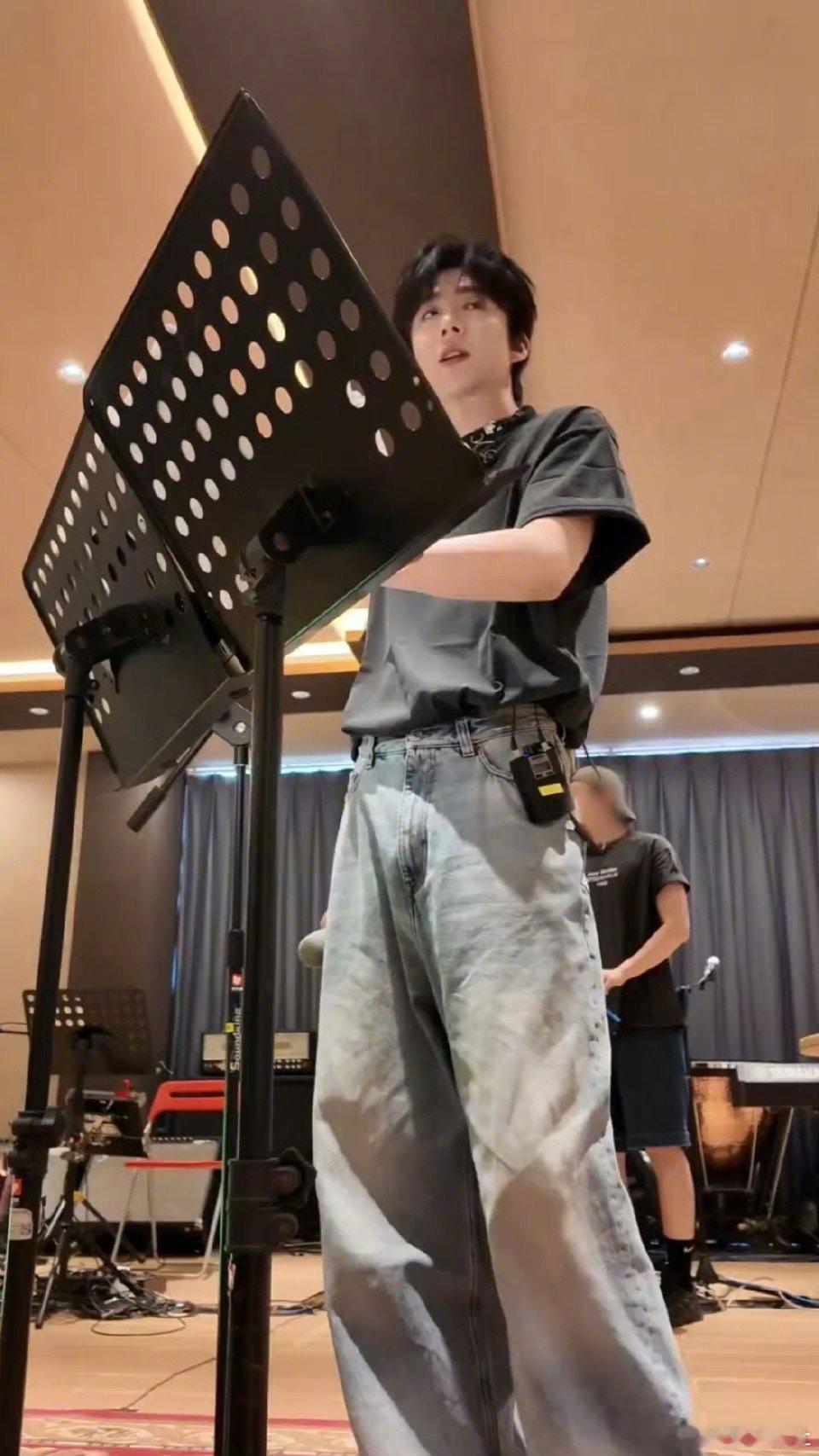 呆米拍的刘宇宁演唱会幕后呜呜呜呜呜，这真的是第一视角+零距离啊，是谁羡慕了我不说