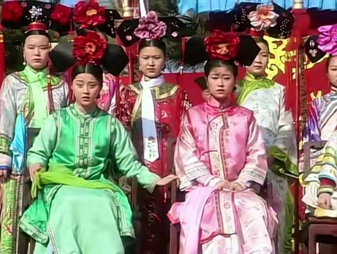琼瑶女主的光环也好大！紫薇和金锁都是奴婢，怎么能坐在格格的前面？！！！  