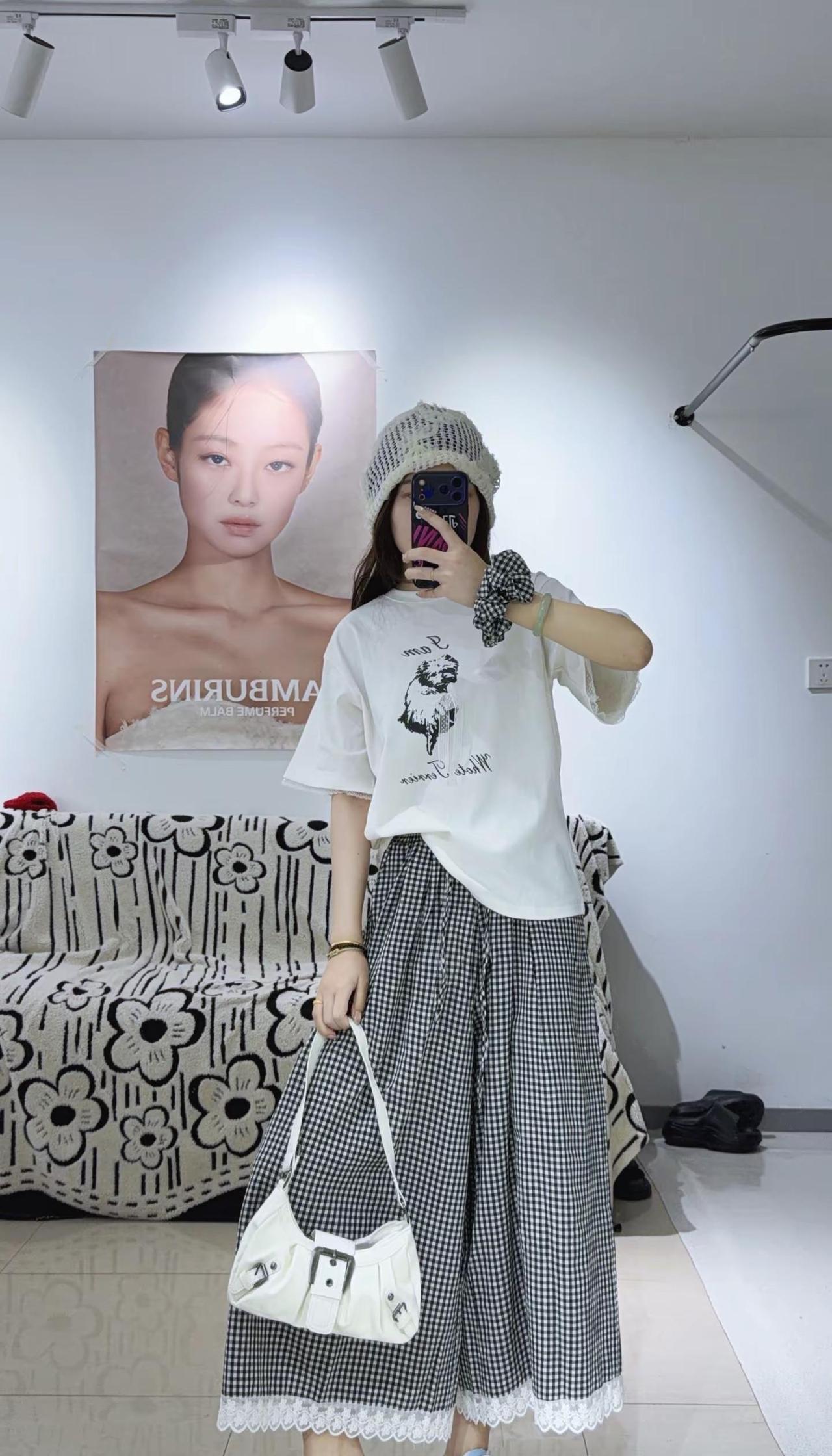 今日OOTD🍪已更新。ins简约 白色裤子ootd 日常t恤穿搭 三沐集合店