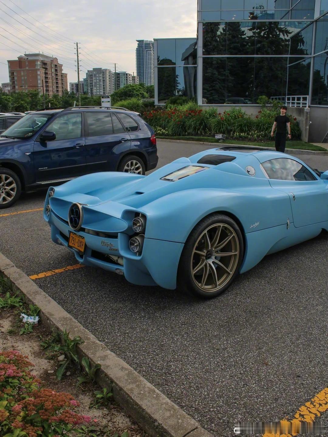 Pagani Utopia，天空蓝让人眼前一亮一亮又一亮
