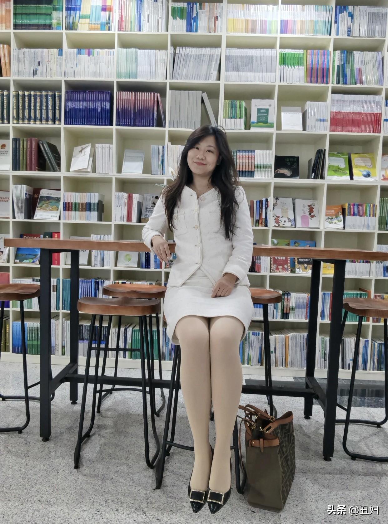 爱笑的女人看着亲切，内心大多善良且易被感动。高冷美女虽漂亮，但不好相处，人们往往