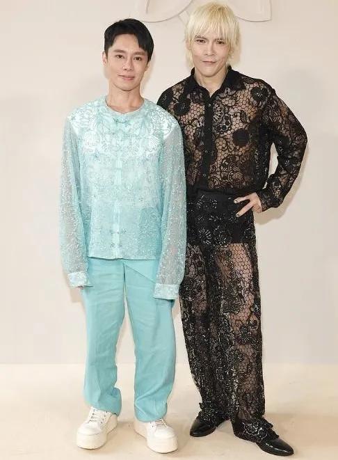 40岁的向佐金发+透视装亮相巴黎，80万高定装引爆巴黎高定周！

他的高定之行无