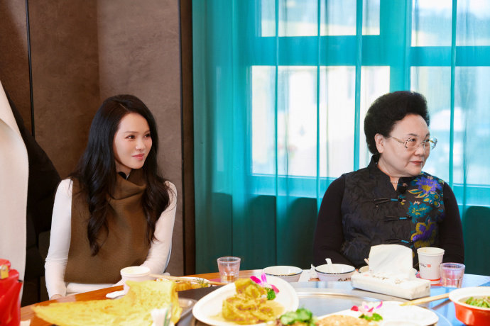 秦昊送了伊能静人生第一条秋裤 伊能静年轻时收到的礼物可能是情书是花，现在收到的是