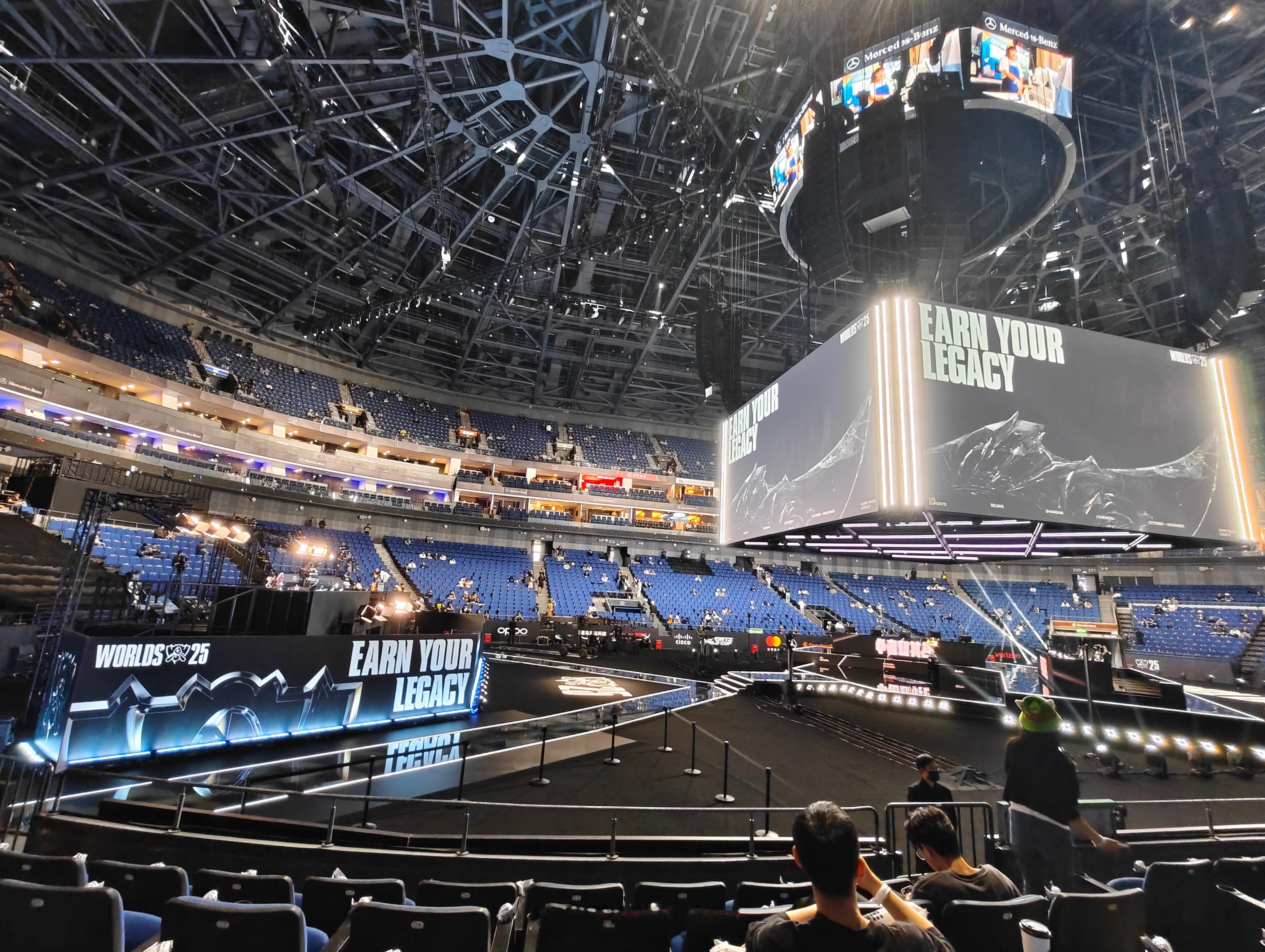 十年老粉，不请自来，来看英雄联盟世界赛半决赛了，话说今年 LPL 没成绩的话，明