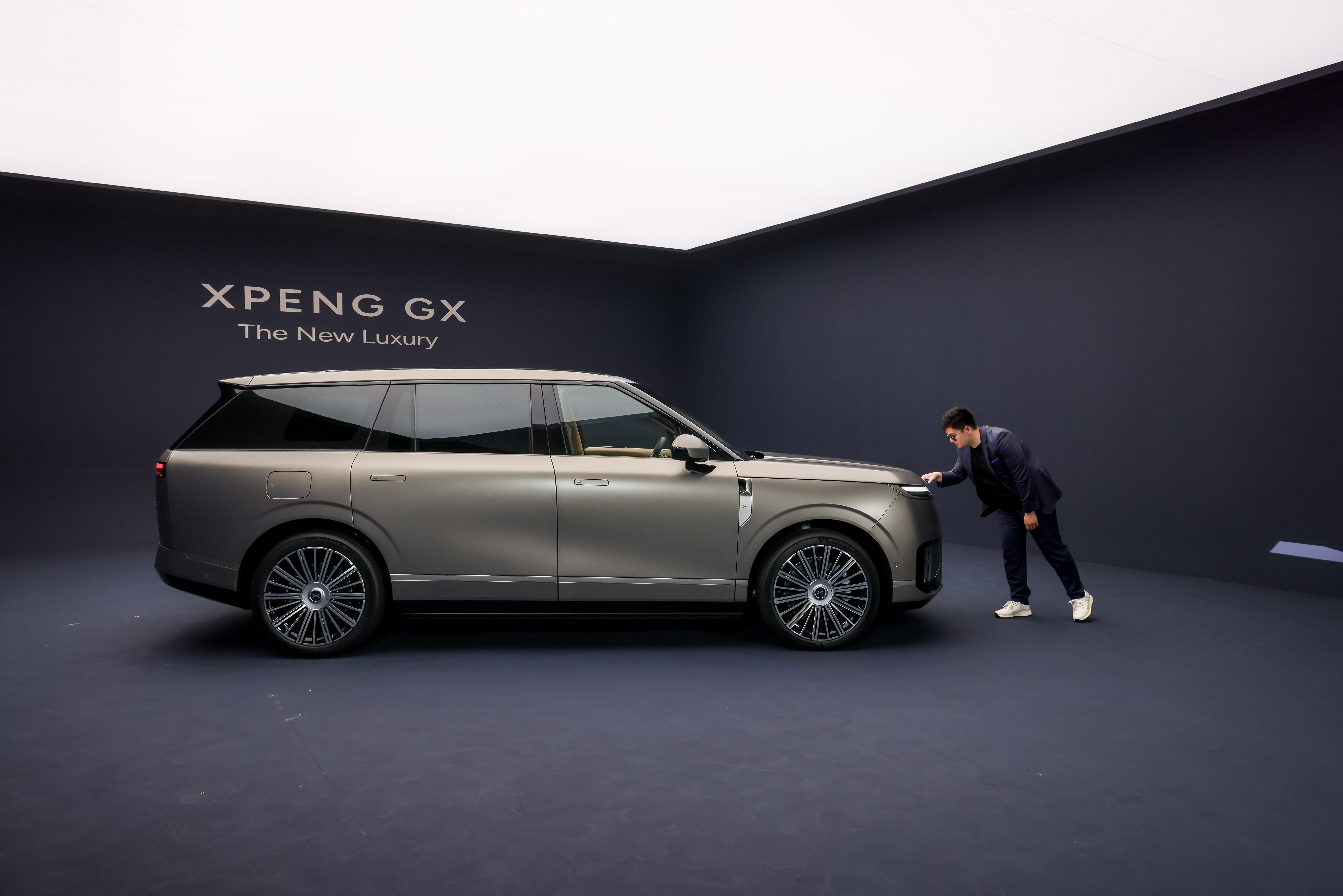 西装T恤➕球鞋。让我来cos下何小鹏 