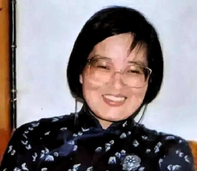 1996年，女作家戴厚英刚从超市回来，就被藏起来的陶锋用花瓶打倒在地，临终之际，