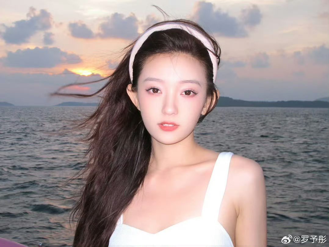 罗予彤黄灿灿我跟闺蜜当明星罗予彤追着黄灿灿叮嘱武大到娱乐圈，罗予彤黄灿灿13年友