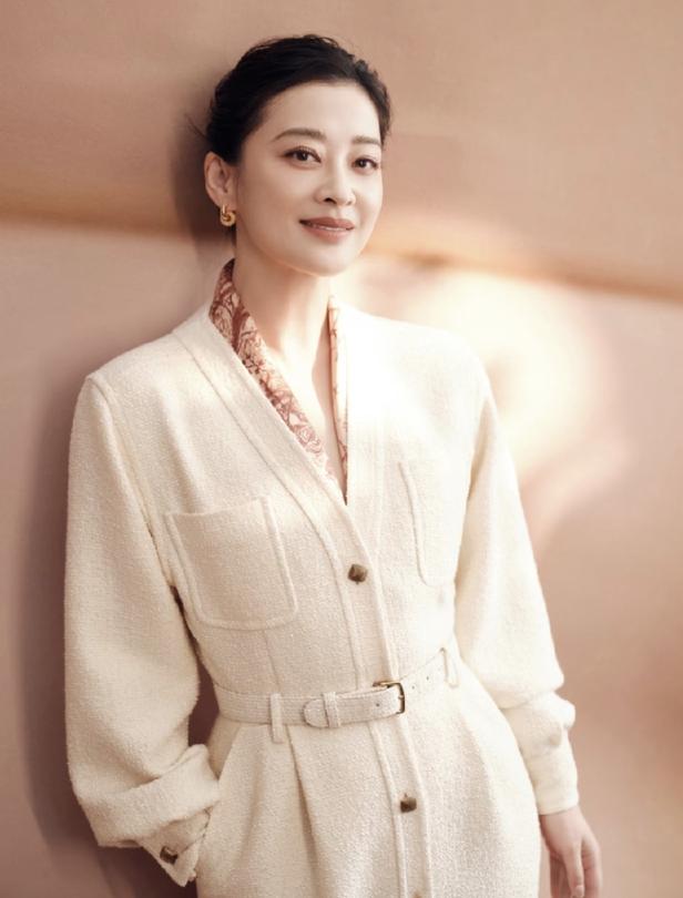 梅婷传来喜讯！5月15日，多家权威媒体报道了一则关于梅婷的喜讯。那就是51岁的她