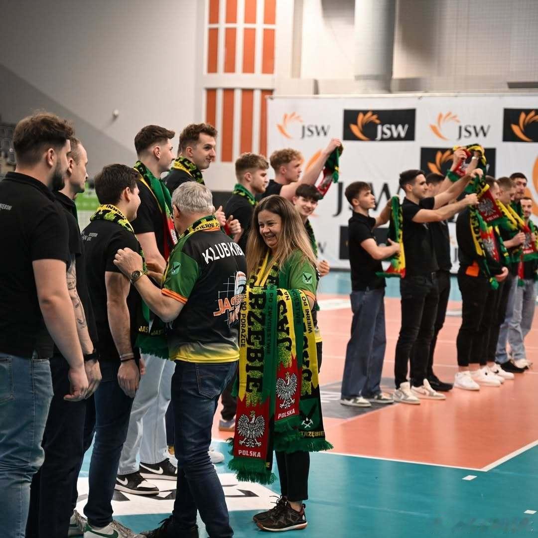 国际排坛动态 看到亚斯琴布斯基昨天这个告别活动的照片，好伤感啊... 