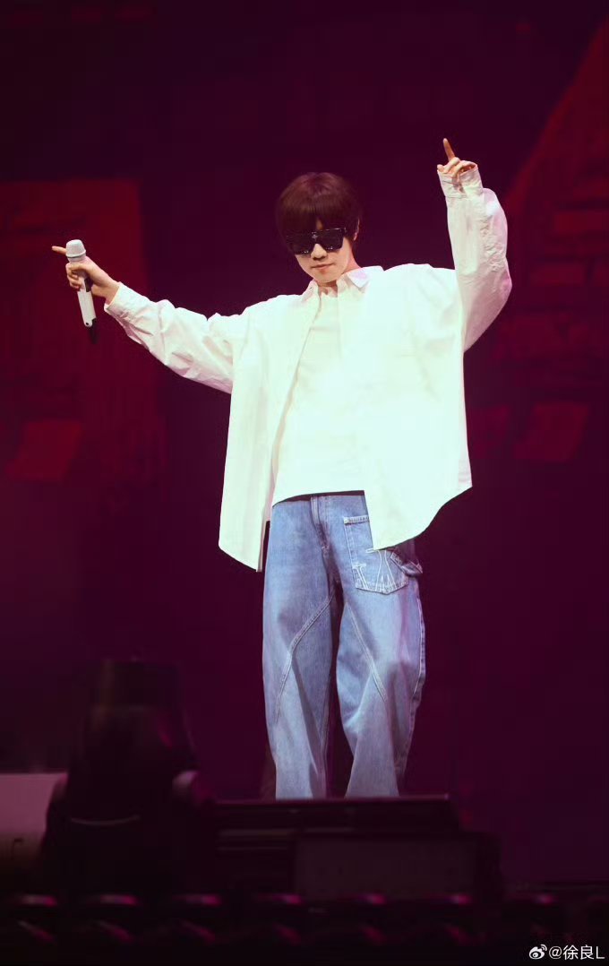 这一次，在现场和年少的自己好好告别在徐良演唱会又毕了一次业徐良为我的年少时光画上