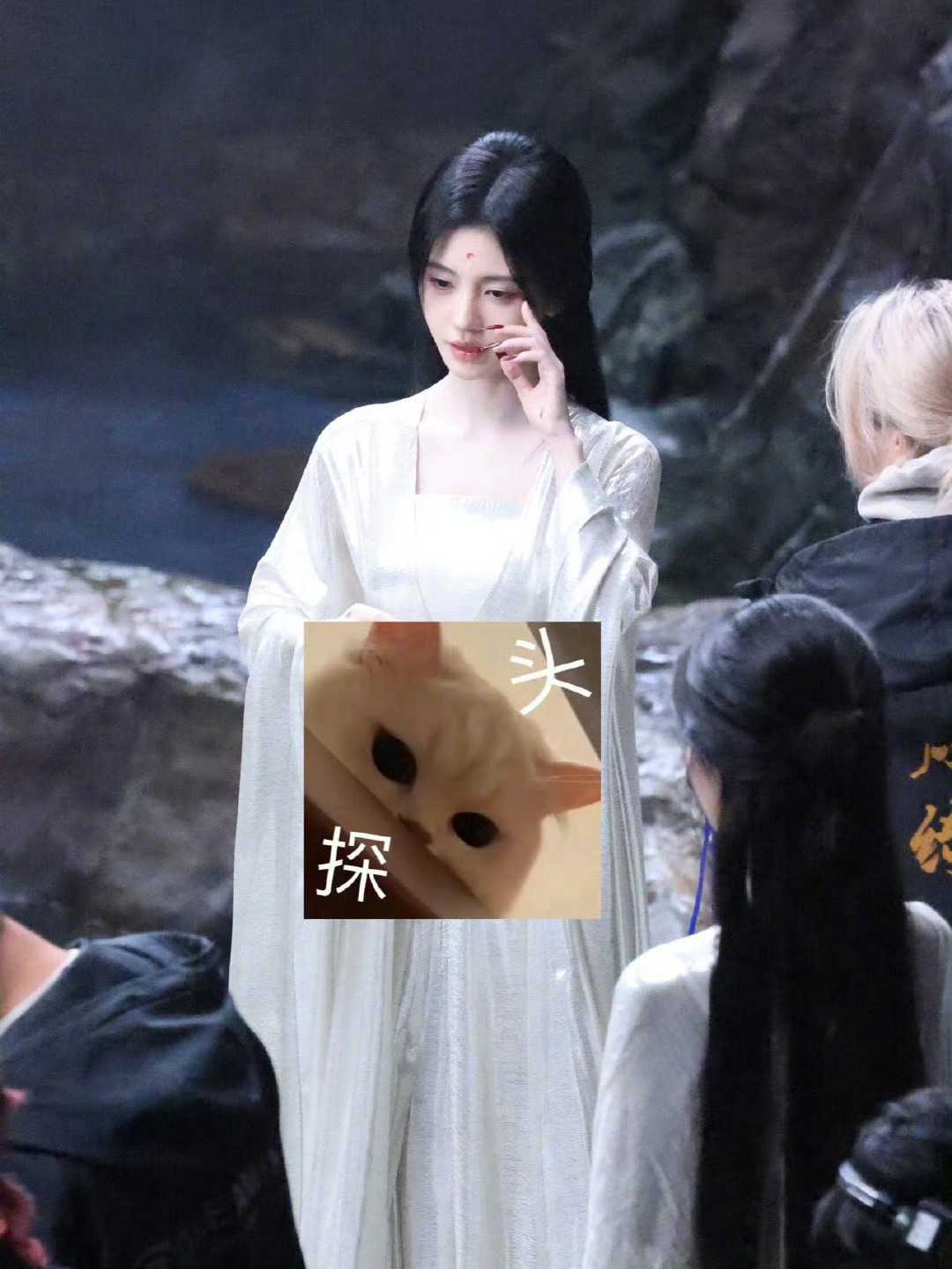 鞠婧祎、陈都灵《月麟绮纪》同一镜头下的白衣生图路透，品鉴一下 