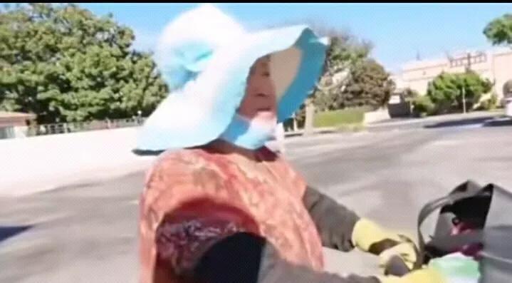 亲戚朋友都以为她是被孩子接到美国享福去了，没想到她在美国的真实生活却是这样的。