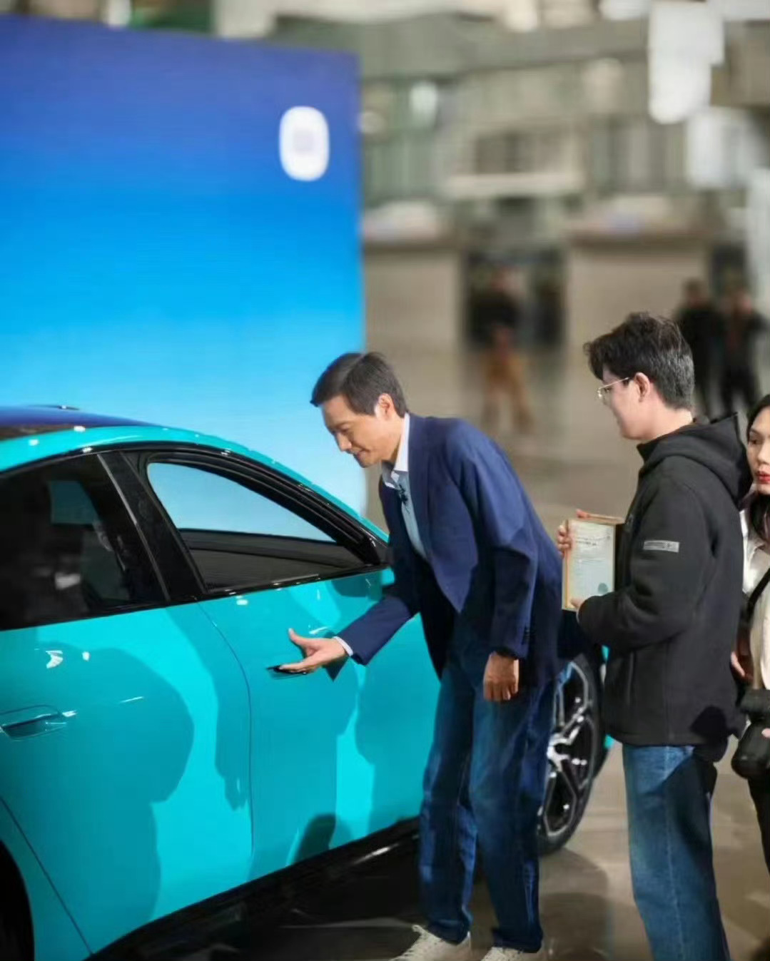 #小米内部员工可优惠购车# 伴随着小米汽车开售畅销！北京小米、北京理想上海特斯拉
