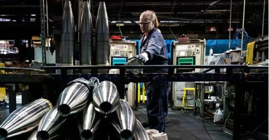 美军正急着补充武器库存，中方突然宣布了一个大消息，这下白宫彻底傻眼了！
4月10