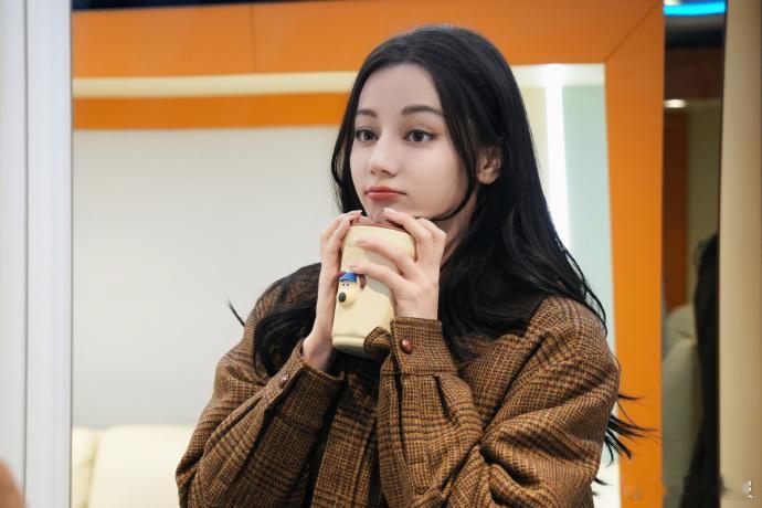 迪丽热巴嘻嘻迪捂嘴笑  迪丽热巴新年眼前一亮 新年新景象，迪丽热巴的笑容是最靓丽