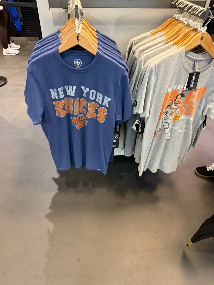 NBA纽约第五大道旗舰店，布伦森夺冠三件套，球衣和带钻夺冠T恤都补货了，但是那个