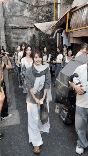 美女巡街啦，你喜欢哪个？美女同频 笨蛋美女 ｜ 美女日常自照 笨蛋美女 ｜ 美女