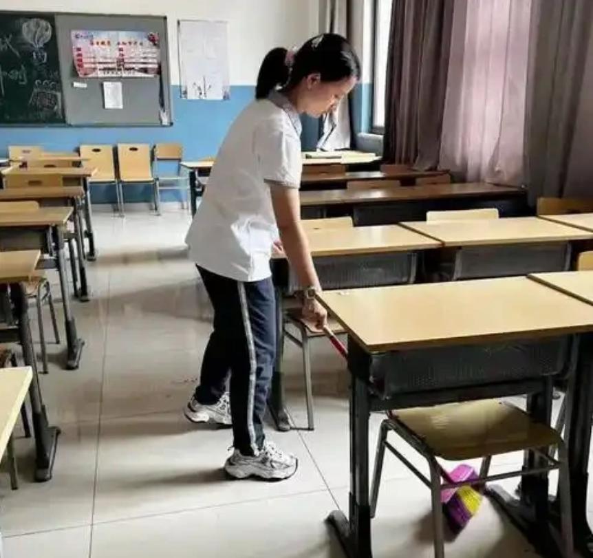 一把普通扫把值不了几块钱，谁能想到，内蒙古包头一所中学里，就因为扫把破损这件鸡毛