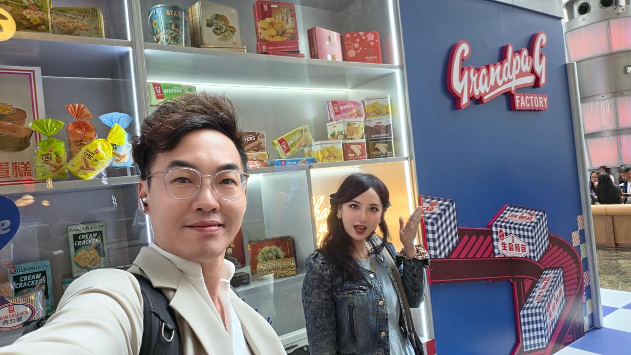 我哋呢班香港仔由细食到大的嘉顿🍞
首度进军时尚界，现场中设有完美还原工厂场景打
