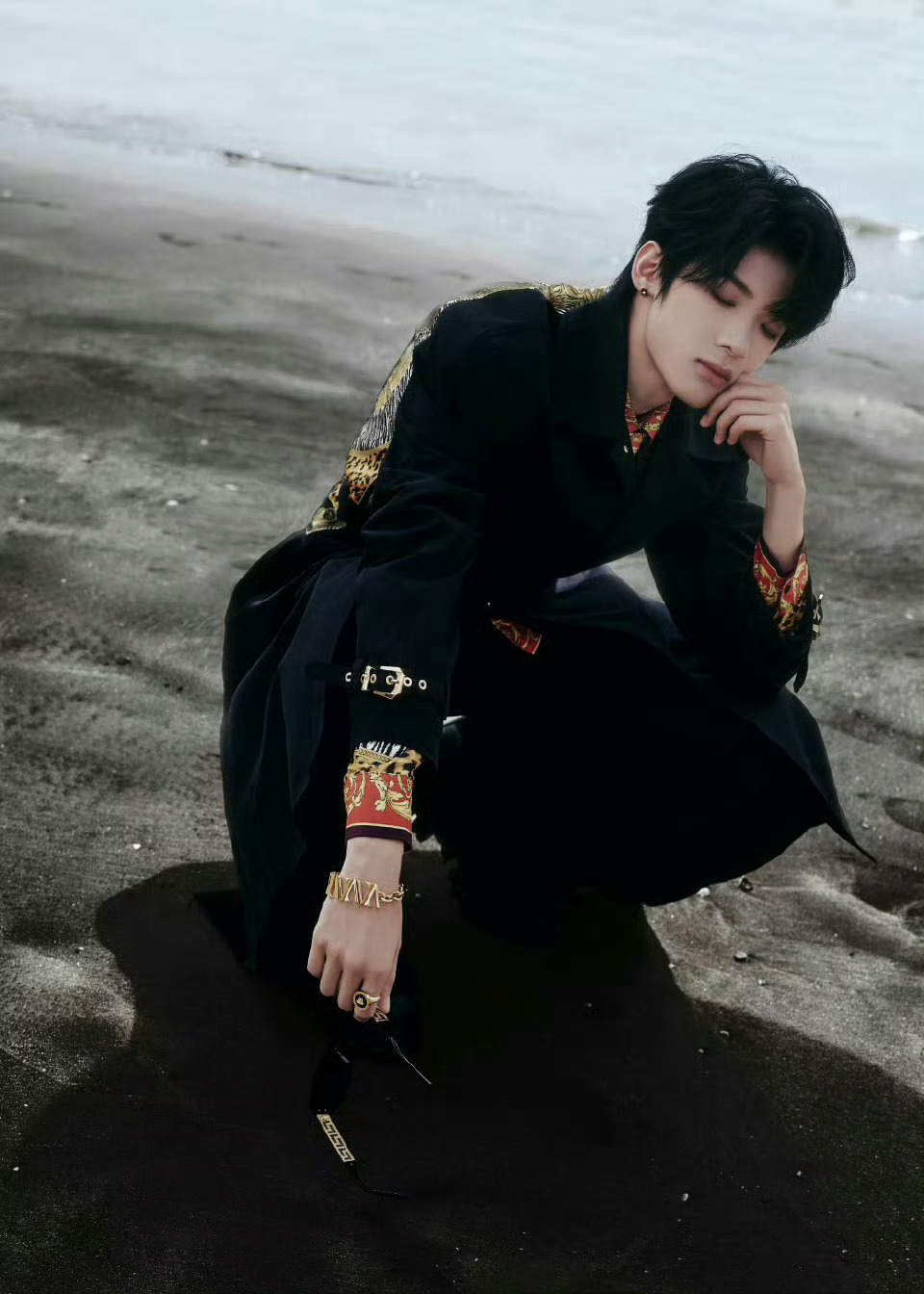 张峻豪TMEA腾讯音乐盛典造型VERSACE 25秋冬黑金+复古印花 ​​​