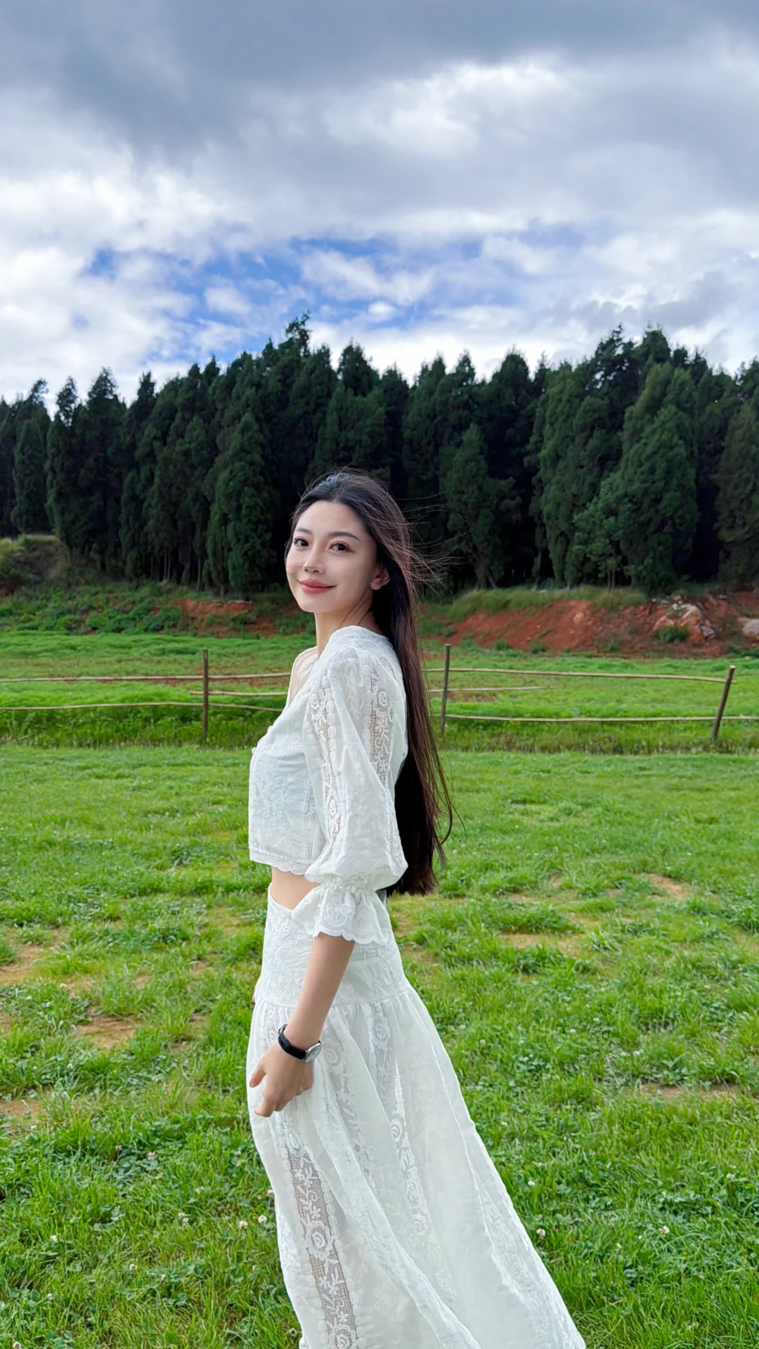 谁的白裙子在草地里发光✨
