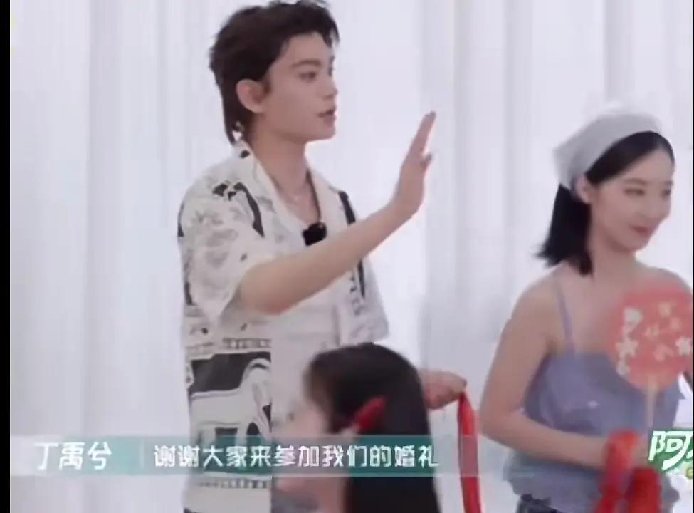 丁禹兮邓恩熙剧宣结了三次婚 如果结一次婚不浪漫的话那么结三次婚都是和你呢，这个花