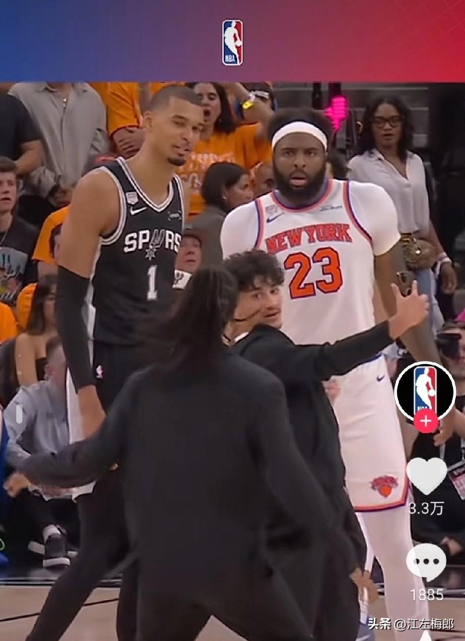 离谱！NBA总决赛G1戏剧一幕，球迷冲场，文班亚马笑容满面合影，尼克斯米切尔罗宾