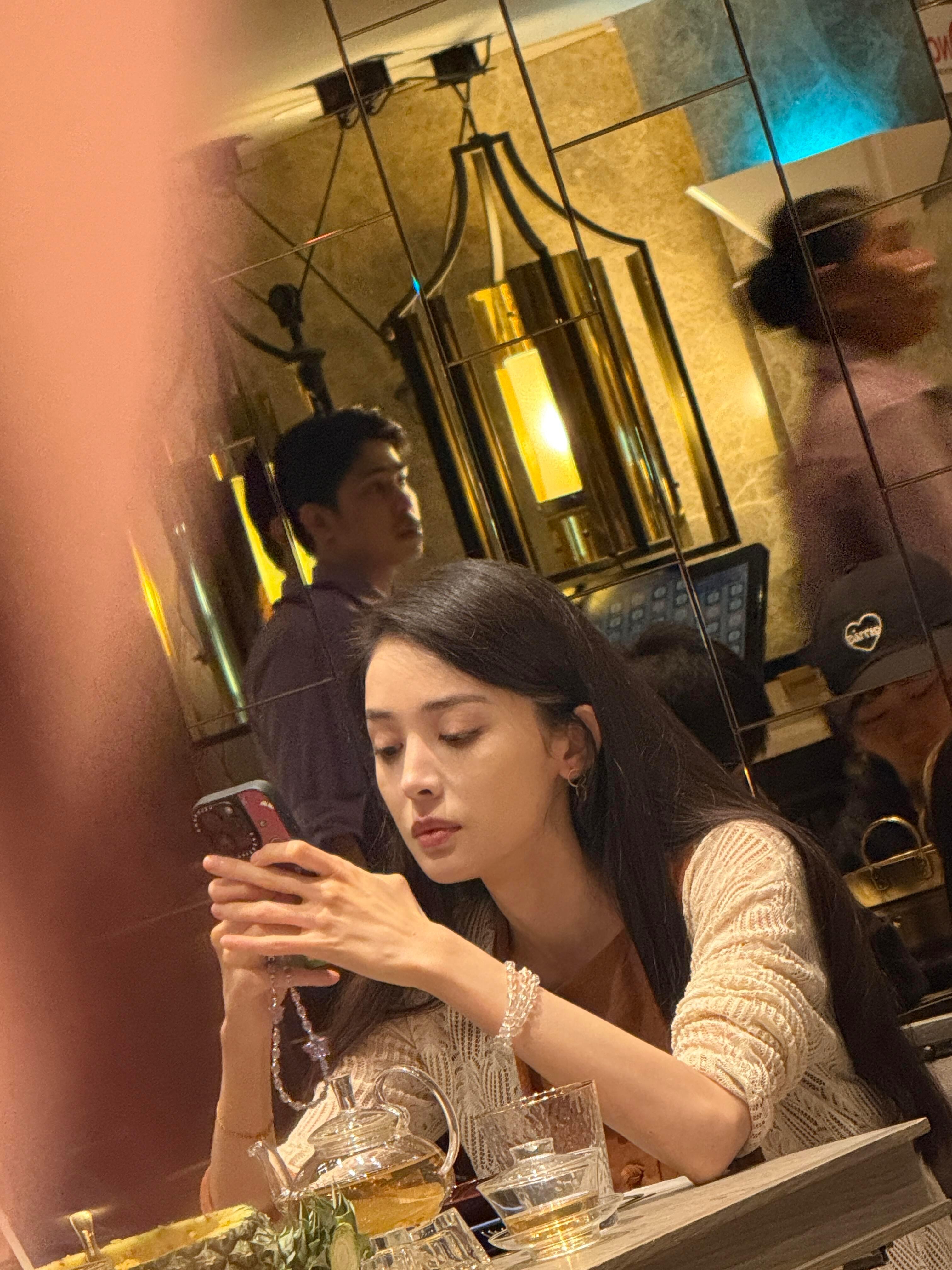吃饭碰到古力娜扎 跟朋友一起想合照 结果没好意思 ​​​