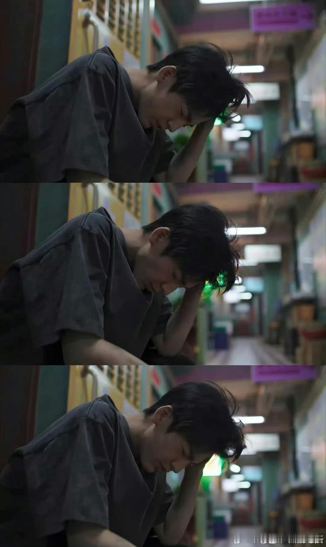 张凌赫好像落水小狗蒋峤西落魄瞬间太戳心！从数学天才到工地搬砖，穿旧衣啃三明治的落